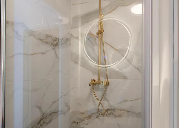 Golden House - Near The Σαλέ *